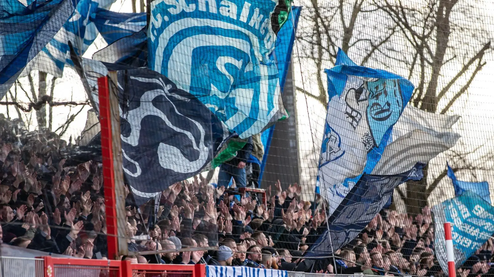 Vor der Reise nach Berlin kam es zu einem Angriff auf eine Gruppe Schalke-Fans. (Foto: Andreas Gora/dpa)
