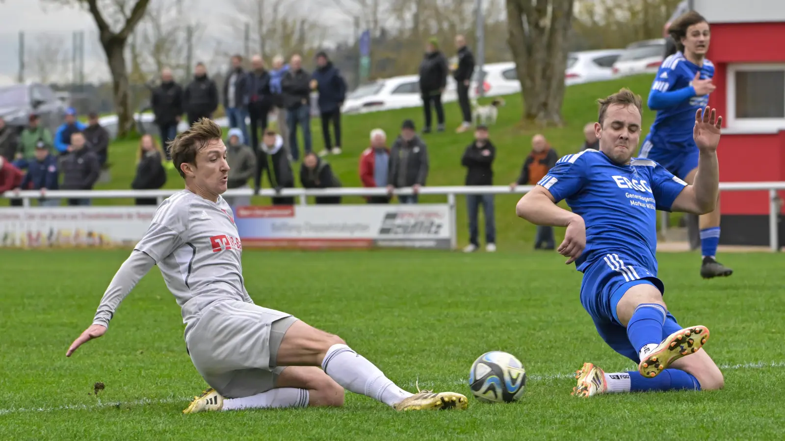 Vitus Reichert (links) glänzte als Torvorbereiter beim SC Aufkirchen. Rechts Luis Meyer (Neuses). (Foto: Martin Rügner)