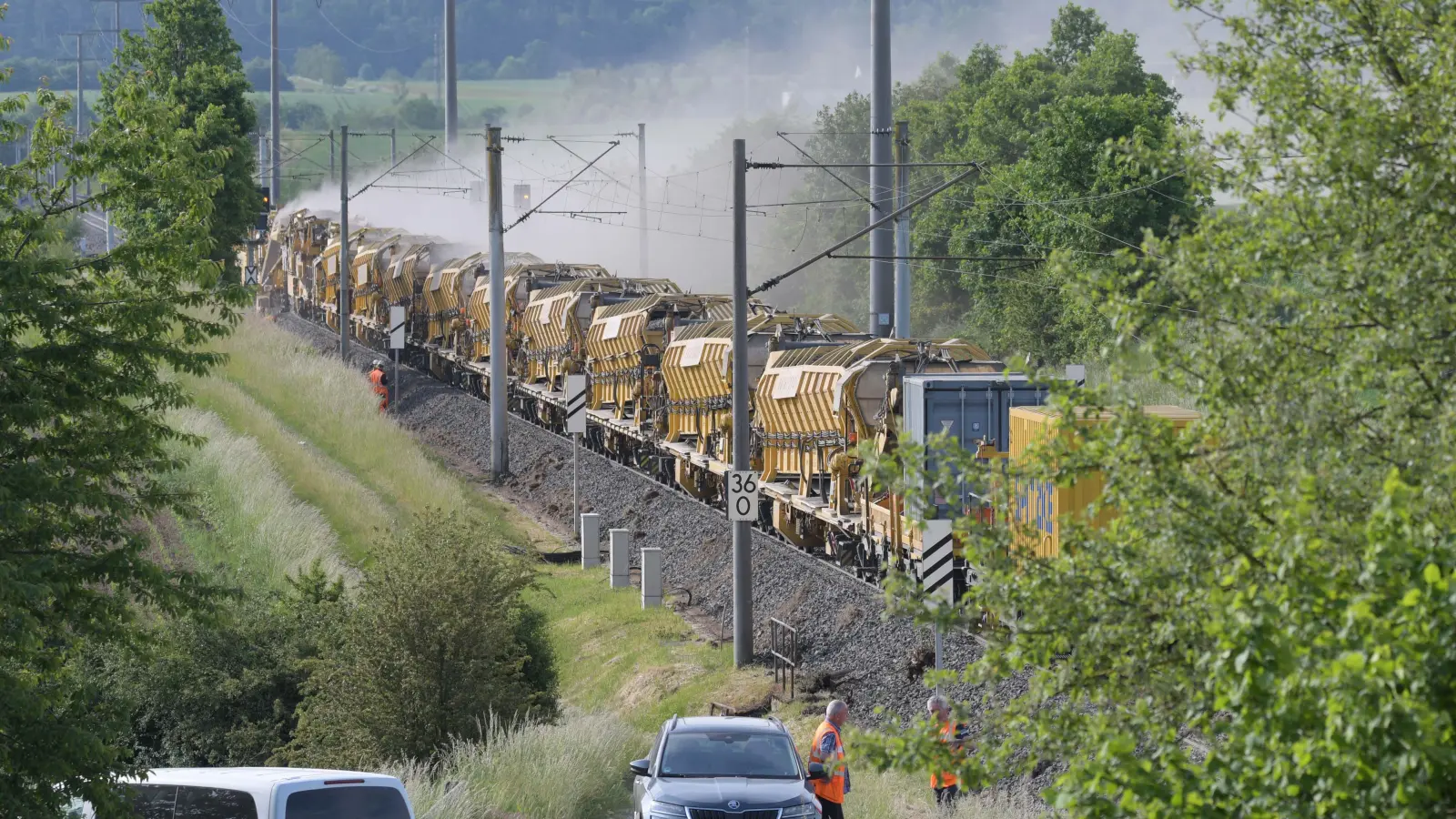 Wie eine gefräßige Raupe frisst sich bei Neustadt an der Aisch ein Umbauzug durch Gleis und Schotter. (Foto: Johann Schmidt)