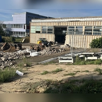 Das Projekt läuft auf Hochtouren: Momentan wird die alte Turnhalle entkernt, anschließend wird das Gebäude abgerissen. (Foto: Florian Pöhlmann)