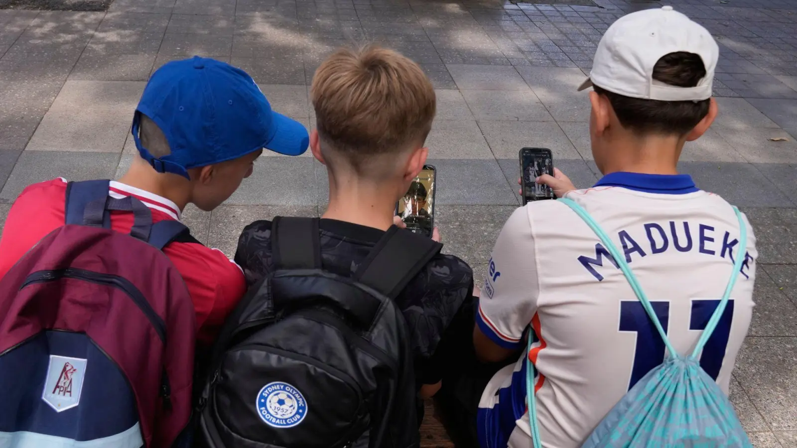 Sollten Kinder Social Media nicht mehr nutzen dürfen? Die Politik diskutiert. (Symbolbild) (Foto: Rick Rycroft/AP/dpa)