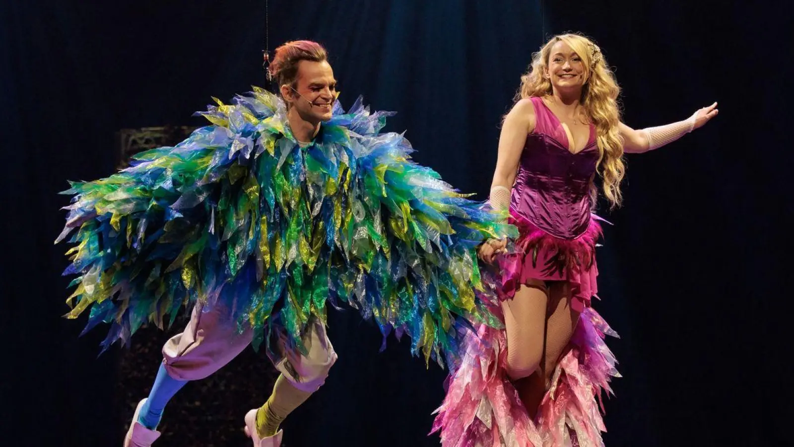 Tim Wilhelm (l) und Stefanie Gröning als Papageno und Papagena in einer Szene aus dem Musical „Die Zauberflöte“. (Foto: Michael Böhmländer/Festspielhaus Neuschwanstein/dpa)