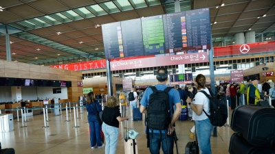 Passagiere müssen am Flughafen BER Geduld mitbringen. (Foto: Carsten Koall/dpa)