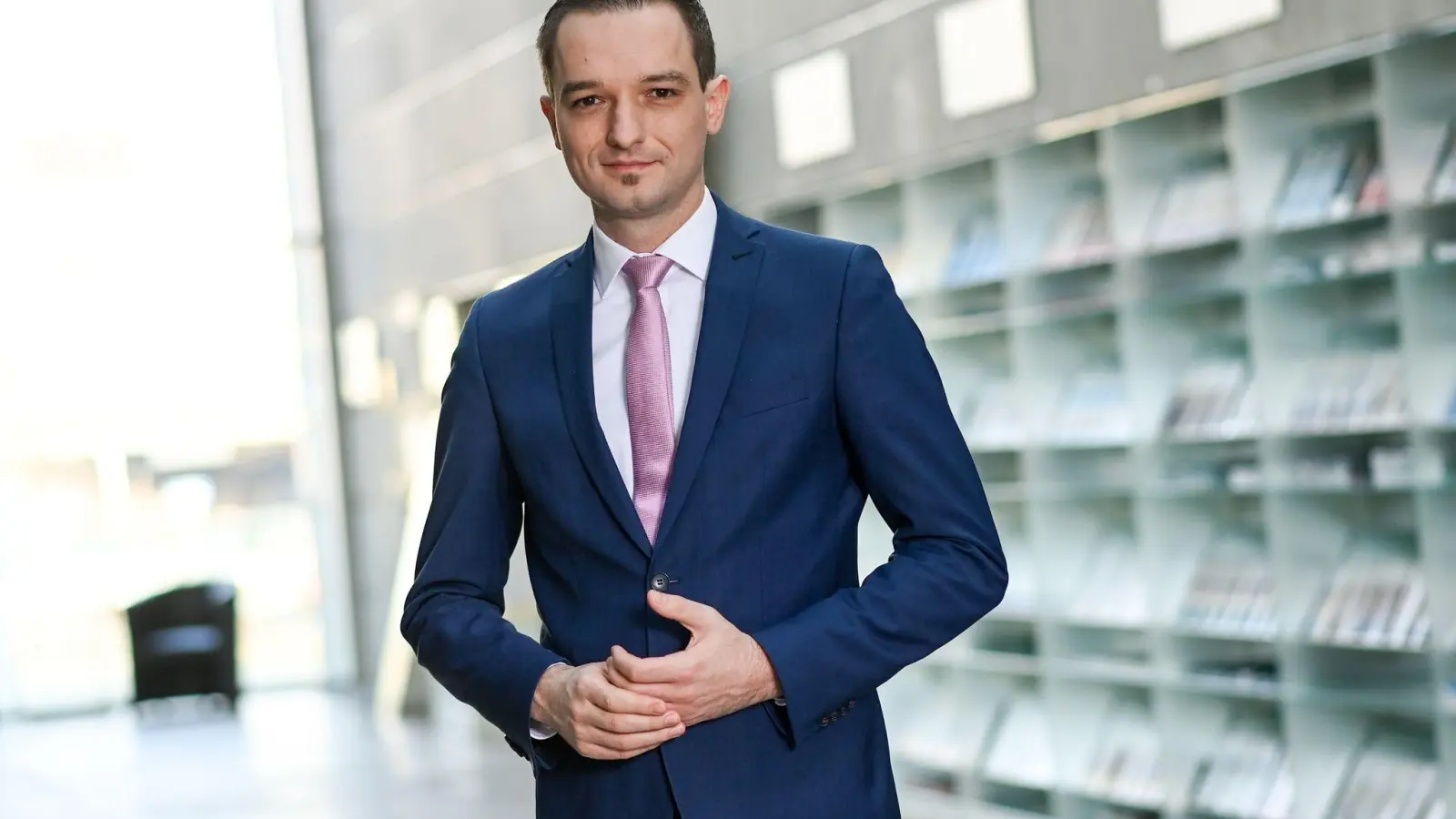 Benjamin Strasser (FDP), Parlamentarischer Staatssekretär, ist für einen Bürokratieabbau im Kampf gegen die Rezession. (Foto: Jens Kalaene/dpa-Zentralbild/dpa)