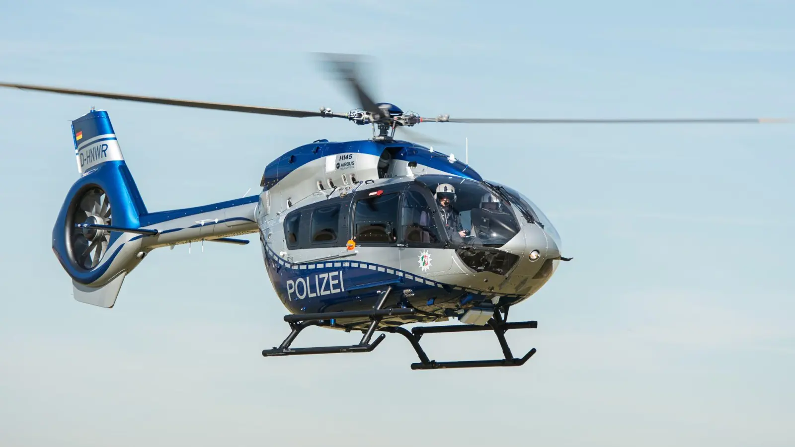 Im oberfränkischen Kemmern wurde ein Polizeihubschrauber während eines Übungsflugs gezielt mit Feuerwerkskörpern beschossen. (Symbolbild) (Foto: Wolfram Kastl/dpa)