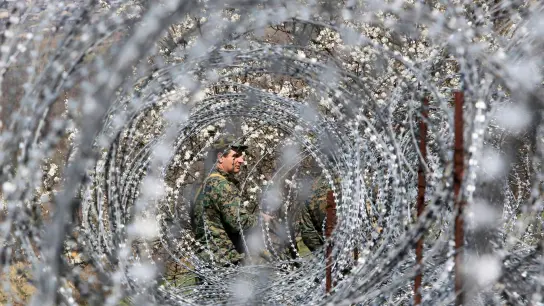 Georgische Grenzschutzbeamte patrouillieren an der Grenze zu Georgiens abtrünniger Region Südossetien. (Foto: Shakh Aivazov/AP/dpa)