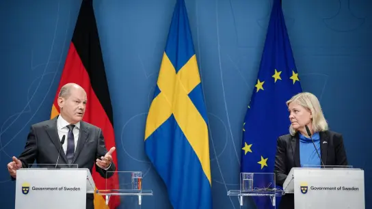 Bundeskanzler Olaf Scholz (l.) und Magdalena Andersson, Ministerpräsidentin von Schweden, bei ihrer Pressekonferenz in Stockholm. (Foto: Kay Nietfeld/dpa)