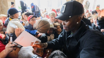 Tausende Basketball-Fans feierten Dennis Schröder in Braunschweig. (Foto: Julian Stratenschulte/dpa)