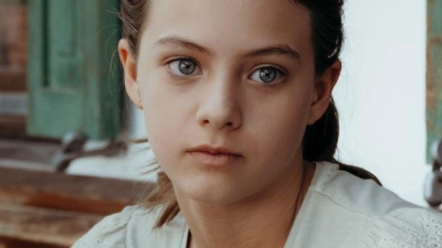 Sophia Gruber (Ylvi Unertl) macht sich Sorgen um den Gesundheitszustand ihrer neuen Freundin Mia. „Der Bergdoktor“ geht in die 19. Staffel. (Foto: Sabine Finger Fotografie/zdf/dpa)