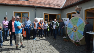 Gerhard Binder (Bildmitte mit Megafon) begrüßte die Teilnehmer am Dorfgemeinschaftshaus in Breitenau. (Foto: Peter Tippl)