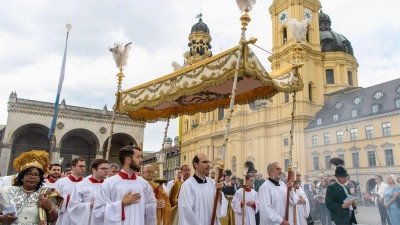 An Fronleichnam wird es auch in München eine große Prozession durch die Innenstadt geben. (Archivbild) (Foto: Matthias Balk/dpa)