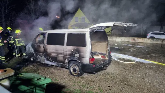 Feuerwehreinsatz am Montagabend in Lehrberg: Die Aktiven haben einen brennenden VW-Bus gelöscht.  (Foto: NEWS5 / Haag)