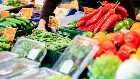 Frische Produkte auf einem Wochenmarkt: Obst und Gemüse haben eine viel geringere Umweltauswirkungen als etwa verarbeitete Produkte. (Foto: Hauke-Christian Dittrich/dpa)