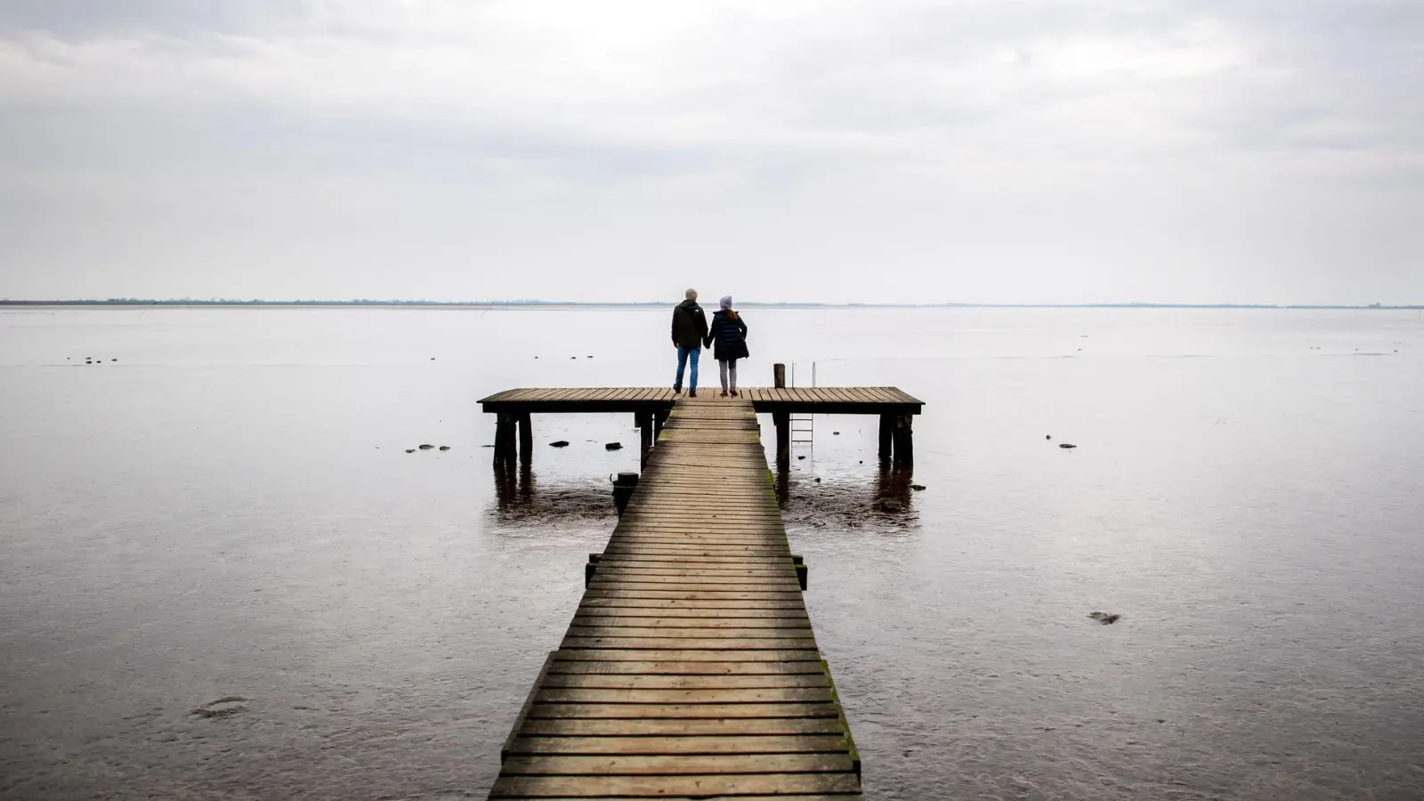 Nicht nur kurzfristig denken: Gehaltsunterschiede bei Paaren können auch im Alter noch zu Ungerechtigkeit führen. (Foto: Hauke-Christian Dittrich/dpa/dpa-tmn)