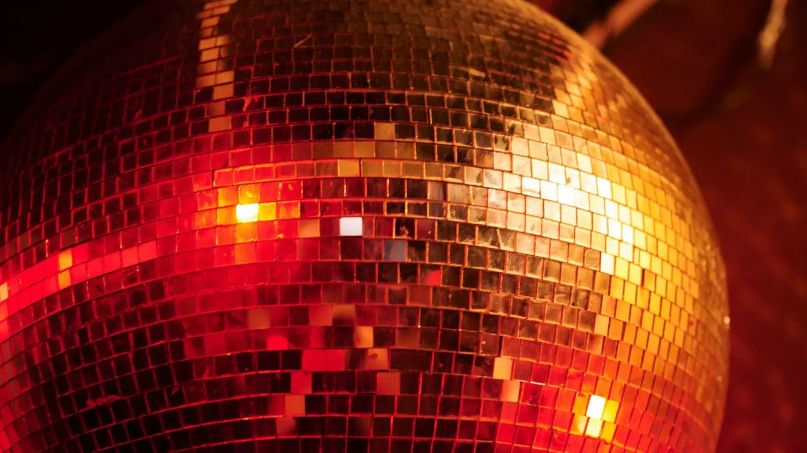 Mensch, damals bei der einen Party! Bei energiegeladenen Songs erinnert man sich eher an aufregende und freudvolle Momente. (Symbolbild) (Foto: Annette Riedl/dpa)