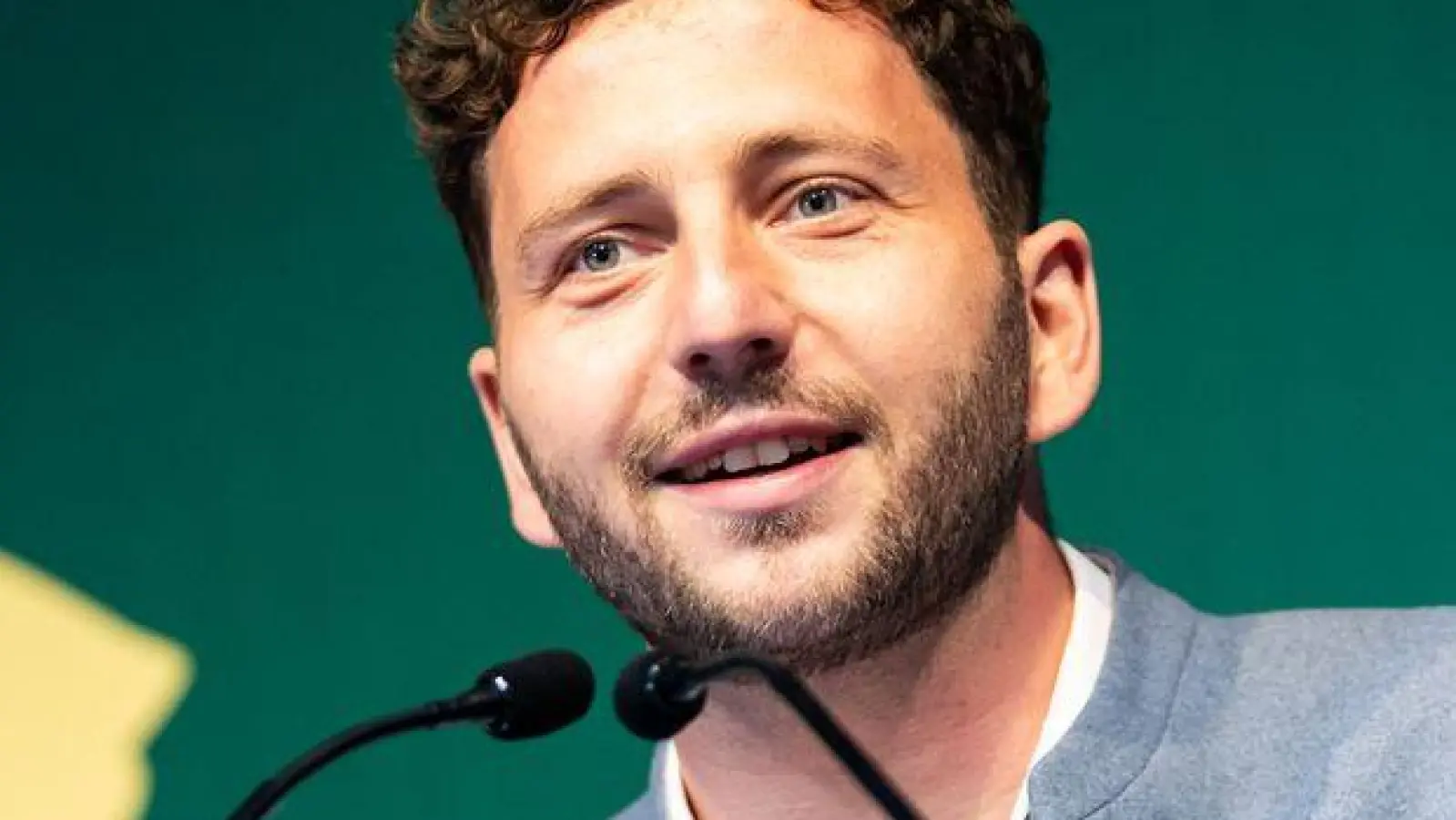 Grünen-Bundesvorsitzender Felix Banaszak teilte gegen Ministerpräsident Markus Söder (CSU) aus. (Foto: Lukas Barth/dpa)