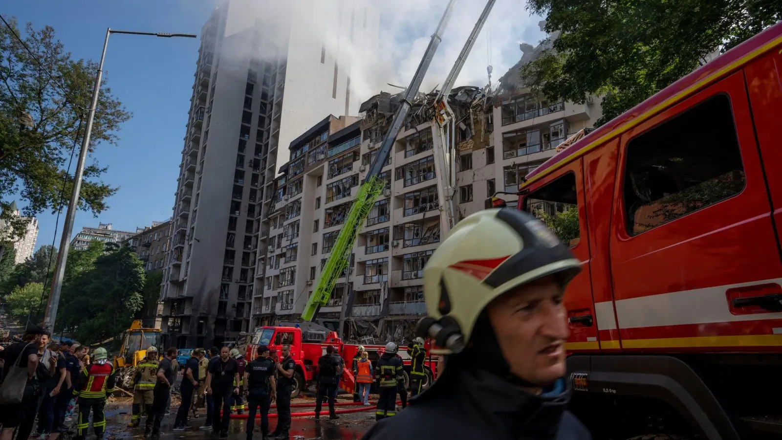 Feuerwehrleute nach schweren Explosionen an einem beschädigten Wohnhaus in Kiew. (Foto: Nariman El-Mofty/AP/dpa)