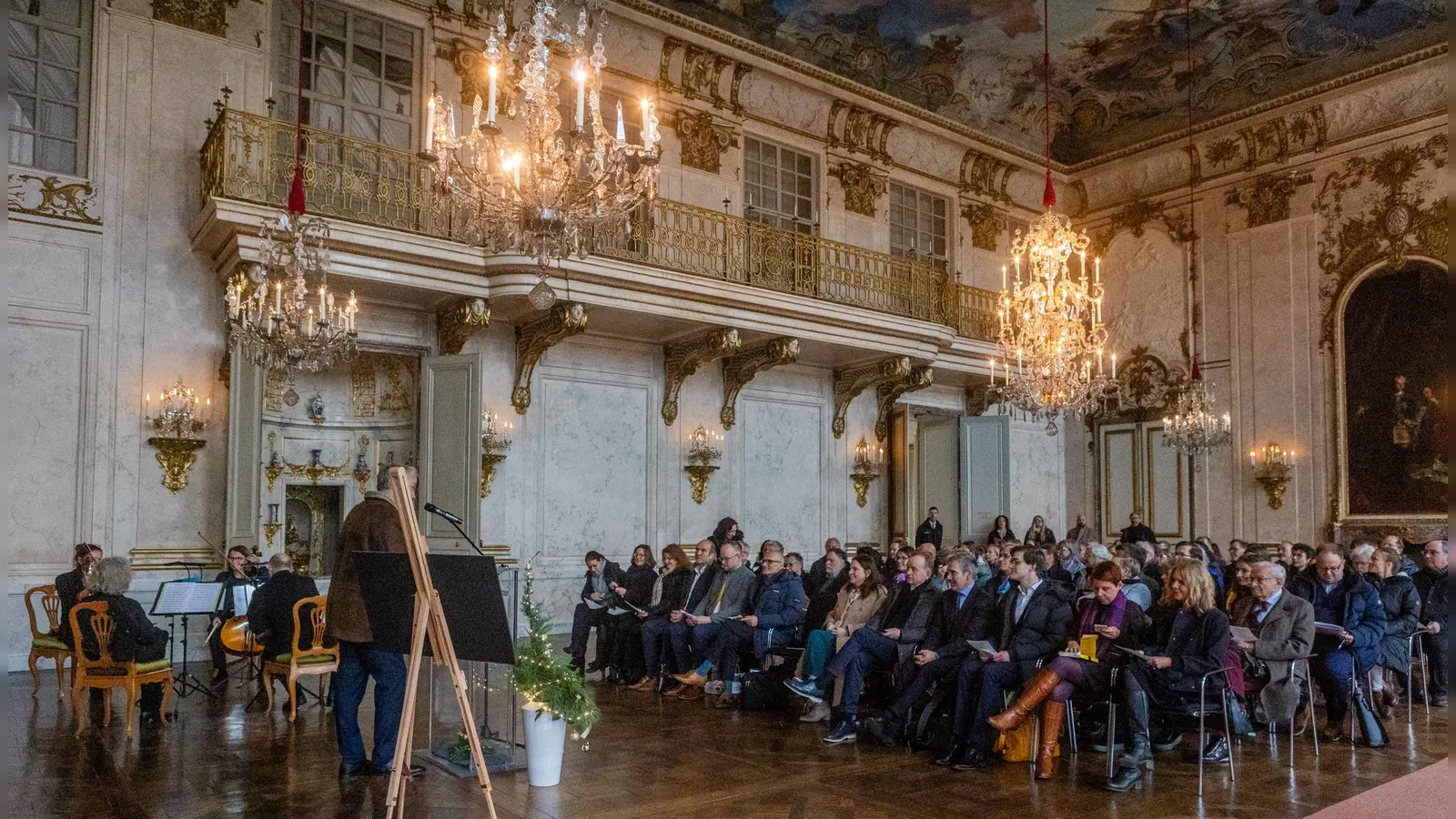 Bei einer Feierstunde unter dem prächtigen Deckenfresko und den glitzernden Lüstern wurde der frisch restaurierte Festsaal in der Ansbacher Residenz präsentiert.  (Foto: Evi Lemberger)