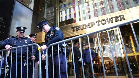 Polizeibeamte der NYPD errichten eine Absperrung vor dem Trump Tower auf der Fifth Avenue. (Foto: Bryan Woolston/AP/dpa)