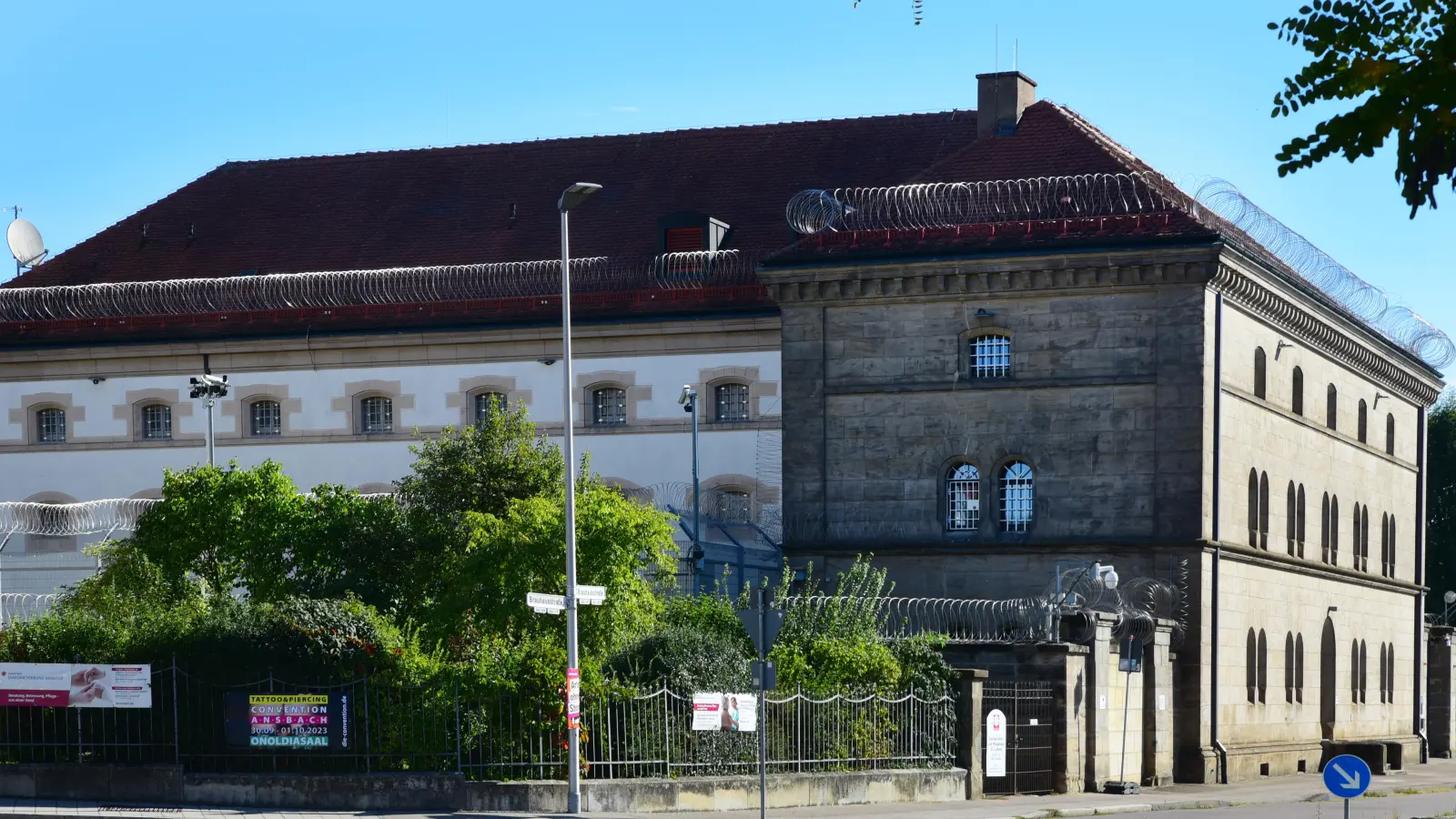 Die Justizvollzugsanstalt Ansbach war im Juni 2022 Schauplatz einer kleineren Meuterei von zwei Inhaftierten. Ein Sondereinsatzkommando musste anrücken, um die Situation zu bereinigen. (Foto: Irmeli Pohl)