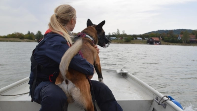 Volle Fahrt voraus, die Nase im Wind: Hundeführerin Pia Schmalzbauer und ihr Diensthund Rix beim gemeinsamen Debüt auf dem Wasser. (Foto: Florian Jennemann)