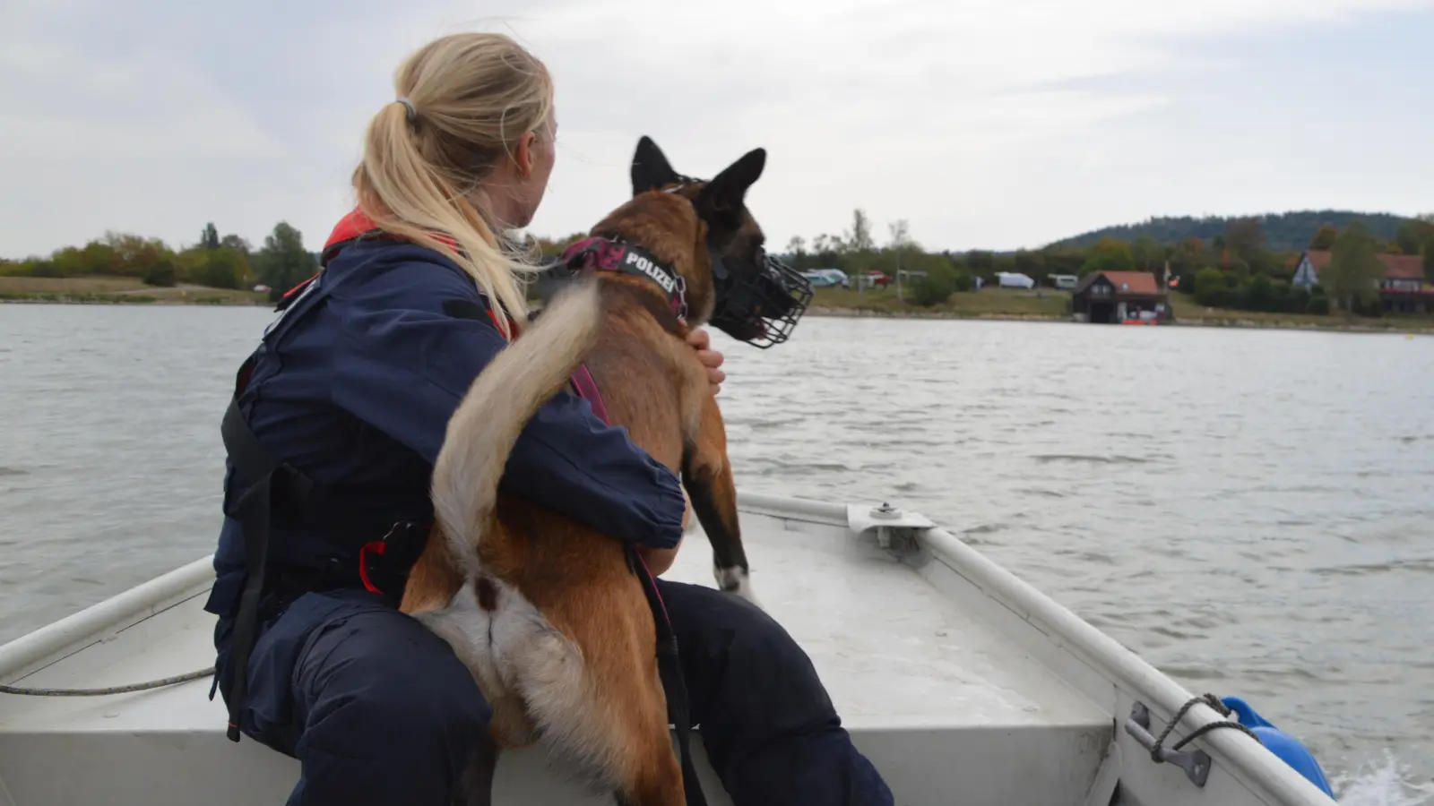 Volle Fahrt voraus, die Nase im Wind: Hundeführerin Pia Schmalzbauer und ihr Diensthund Rix beim gemeinsamen Debüt auf dem Wasser. (Foto: Florian Jennemann)