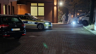 Ermittler suchen nach einem Bankeinbruch nach Spuren. (Foto: Kai Moorschlatt/dpa)