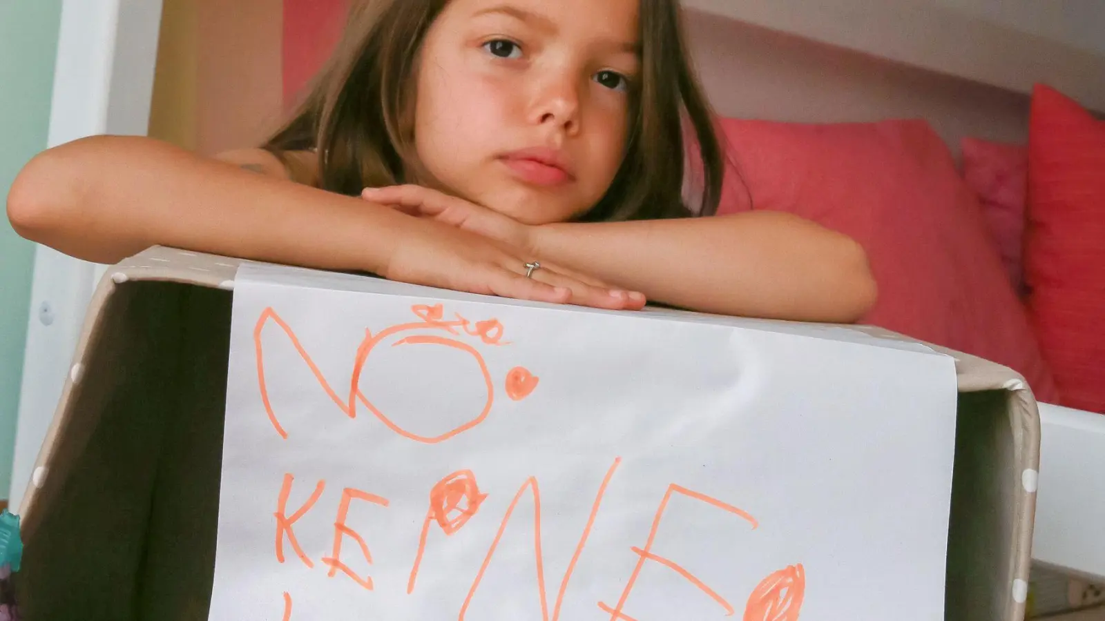 Das Kind ist bockig und Ihre Meinung scheint unwichtig? Als Eltern muss man solche Laune auch mal aushalten. (Foto: Mascha Brichta/dpa-tmn)