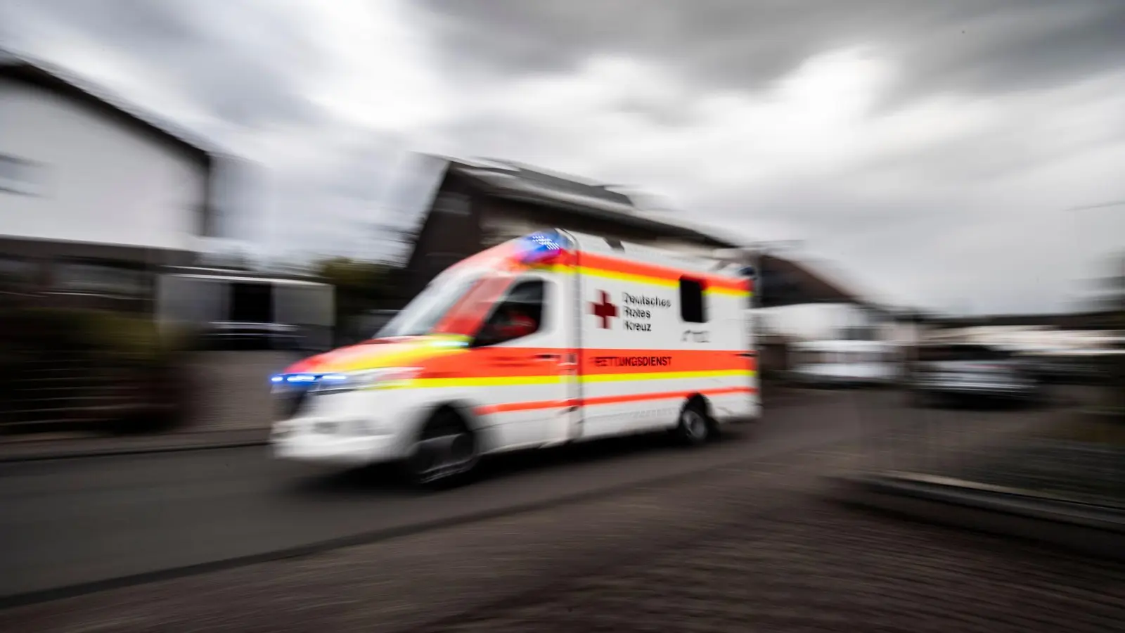 Ein Notfallsanitäter aus dem Landkreis Ansbach steht vor Gericht. Der Vorwurf: fahrlässige Tötung, weil er eine Patientin nicht mit ins Krankenhaus nahm und sie später verstarb. (Symbolbild: Boris Roessler/dpa)