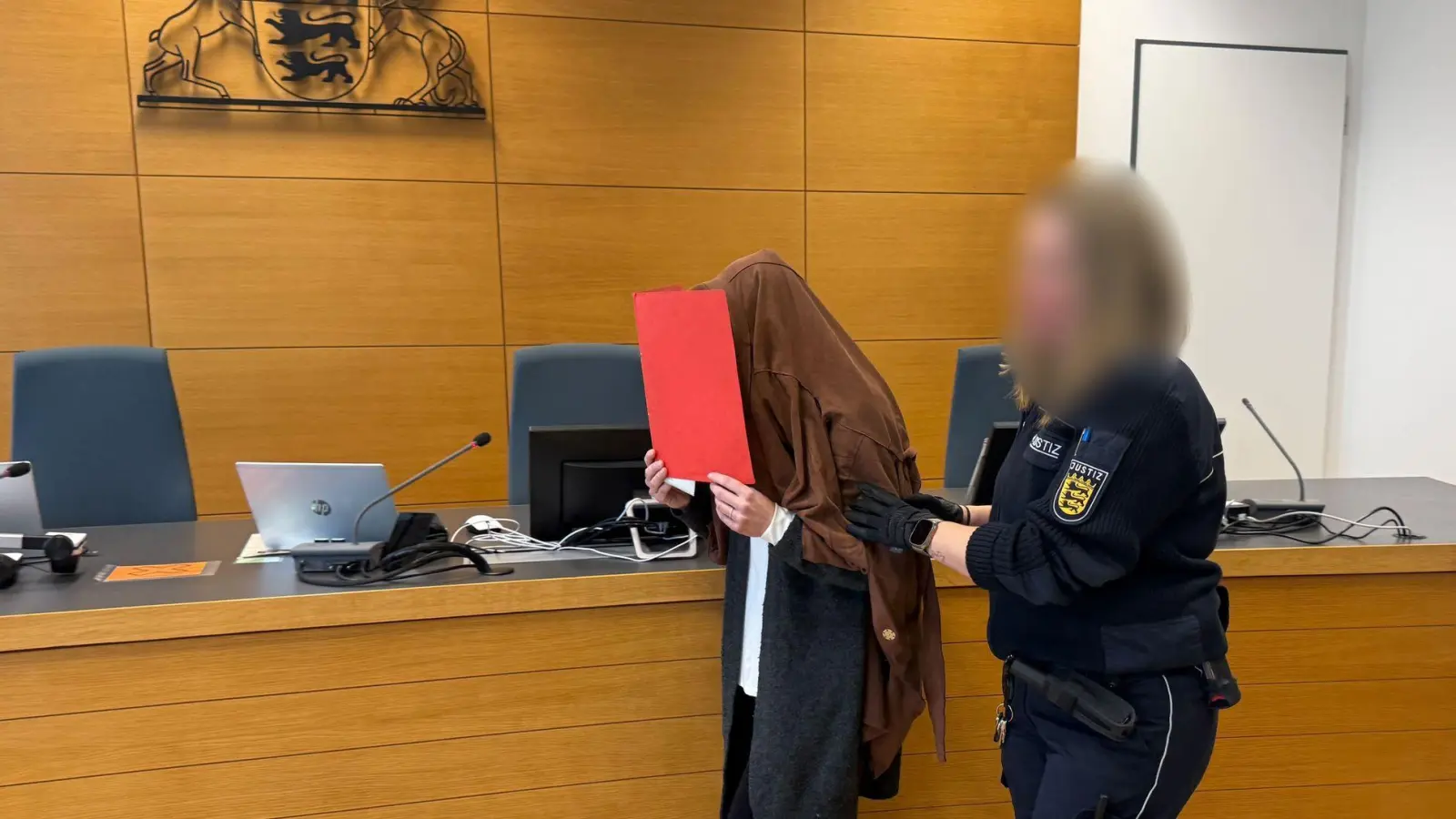 Eine Frau hat sich jahrelang als Lehrerin in Heidelberg und Homburg ausgegeben. Jetzt wurde sie in Heidelberg verurteilt. (Archivbild) (Foto: Stefanie Järkel-Bahat/dpa)