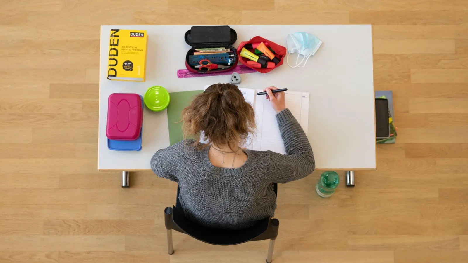 Eine Schülerin schreibt ihre Abschlussprüfung. (Foto: Sebastian Kahnert/dpa-Zentralbild/dpa/Symbolbild)