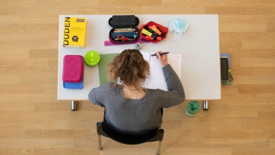 Eine Schülerin schreibt ihre Abschlussprüfung. (Foto: Sebastian Kahnert/dpa-Zentralbild/dpa/Symbolbild)