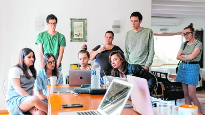 Es ist nicht verwunderlich, dass es vielen schwerfällt zu wissen, wo es für sie nach der Schule hingehen soll. Das ist aber kein Grund zur Panik – es gibt zahlreiche Möglichkeiten, Licht ins Dunkel zu bringen. (Foto: Pexels)