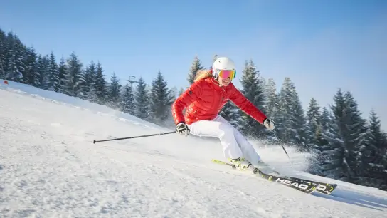 Zum Themendienst-BerichtViele Ski-Touristen mögen im Frühjahr den Mix aus weißen Pisten und strahlender Sonne. Dieses Jahr sollten Sie sich vorher informieren, wo genügend Schnee liegt. (Foto: Annette Riedl/dpa-tmn)