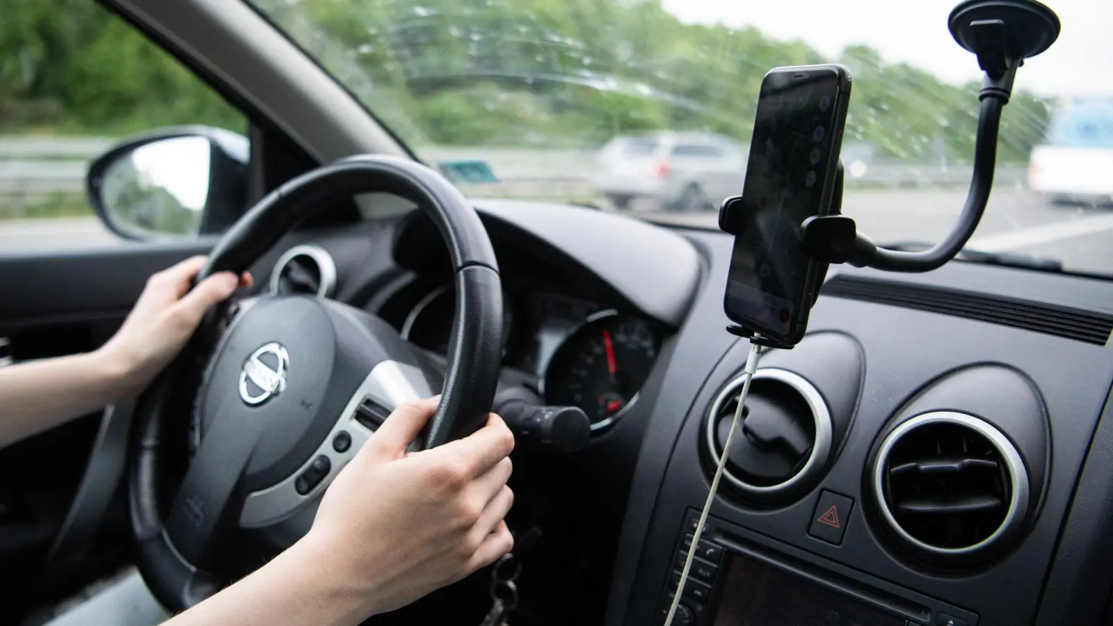 Falsche Angaben zu Straßensperrungen auf Google Maps sorgen für Irritationen bei Autofahrern. (Symbolbild) (Foto: Melissa Erichsen/dpa)