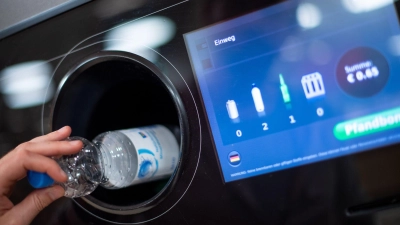 Auszahlen lassen oder spenden? In vielen Supermärkten und Discountern kann man Pfandgeld inzwischen einem guten Zweck zukommen lassen. (Foto: Monika Skolimowska/dpa/dpa-tmn)