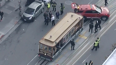 Ein Rettungsfahrzeug steht vor einem Cable Car in San Francisco.  (Foto: Uncredited/KGO-TV/AP/dpa)