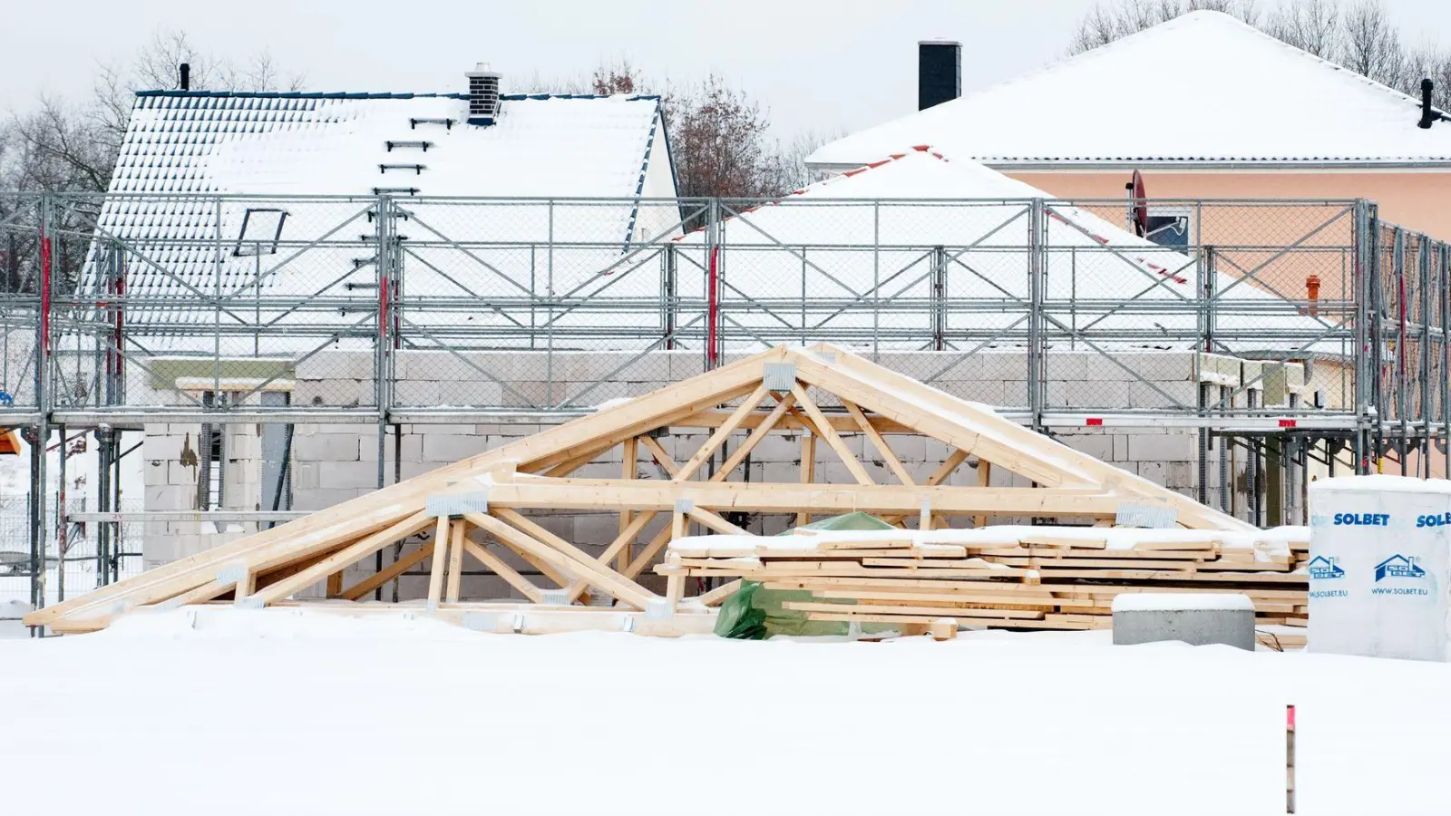 Winter auf der Baustelle: Eis und Schnee muss kein Hinderungsgrund für den Fortgang der Arbeiten sein. (Foto: Andrea Warnecke/dpa-tmn)