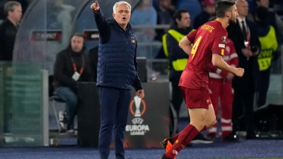 Romas Cheftrainer José Mourinho während des Spiels. (Foto: Alessandra Tarantino/AP/dpa)