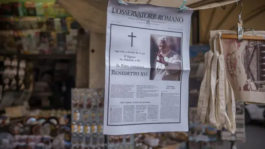 Die Titelseite der amtlichen Vatikanzeitung „L’Osservatore Romano“. (Foto: Michael Kappeler/dpa)