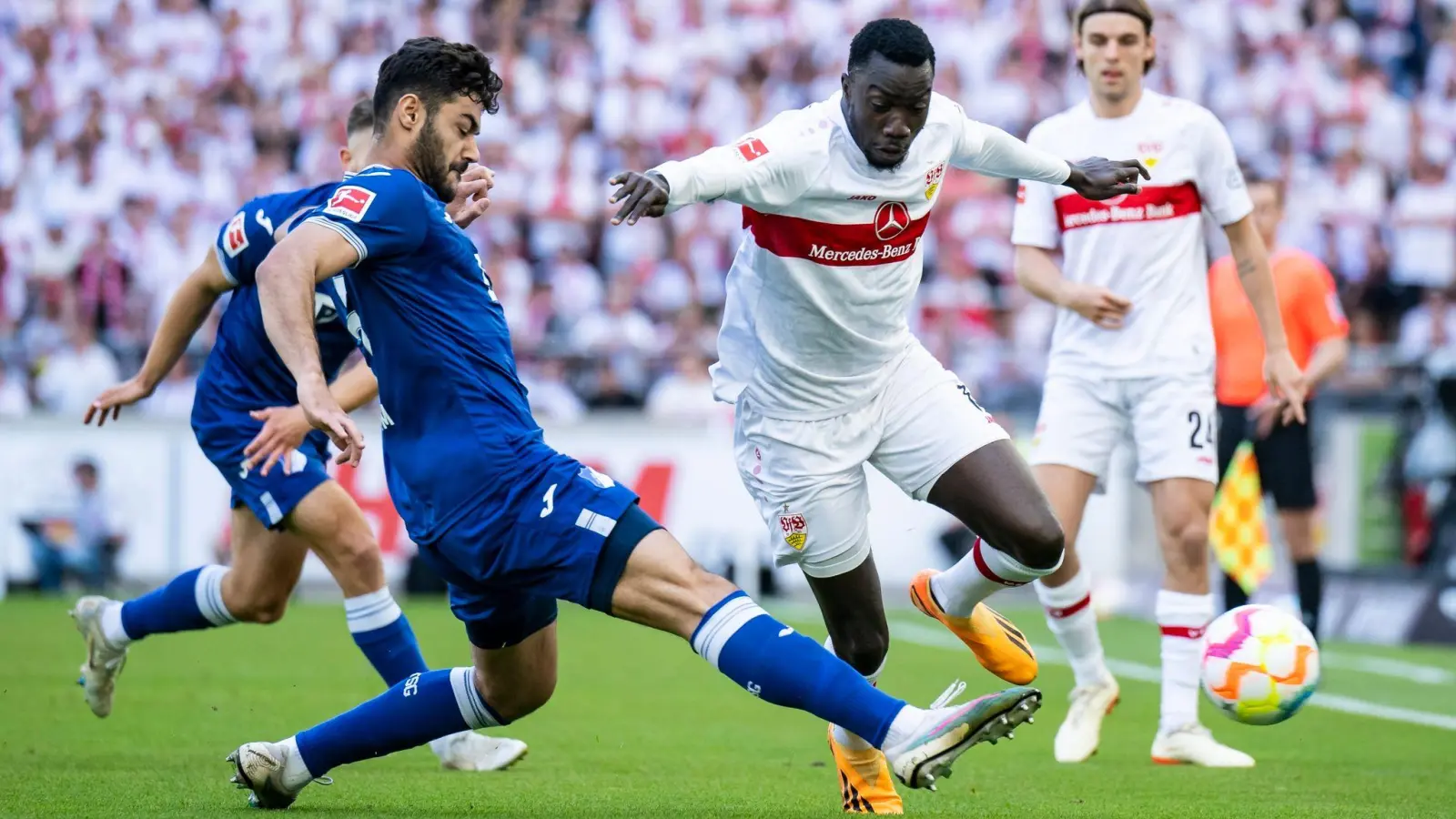 Nach einem 1:1-Remis gegen Hoffenheim  muss Silas Katompa Mvumpa (r) mit dem VfB Stuttgart den Gang in die Relegation antreten. (Foto: Tom Weller/dpa)