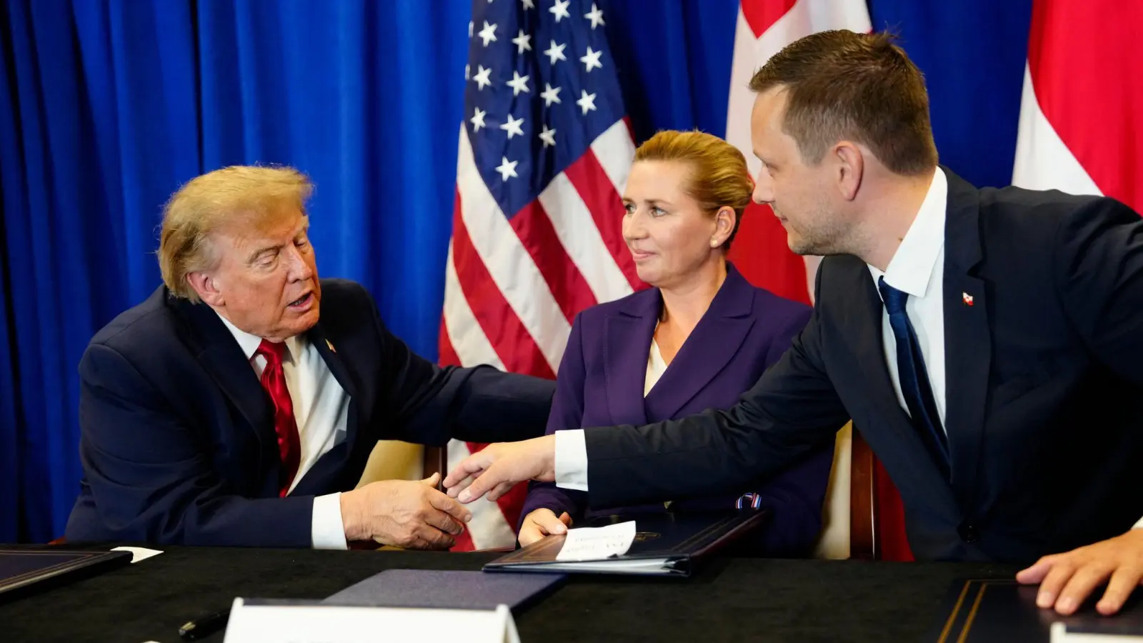 Das Abkommen ist unterzeichnet.  (Foto: Mads Claus Rasmussen/Ritzau Scanpix/AP/dpa)