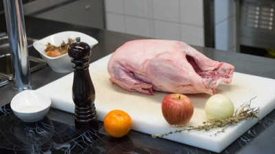 Nach dem vollständigen Auftauen sollte die Gans direkt zubereitet werden, um die Vermehrung von Keimen zu minimieren. (Foto: Tobias Hase/dpa-tmn)