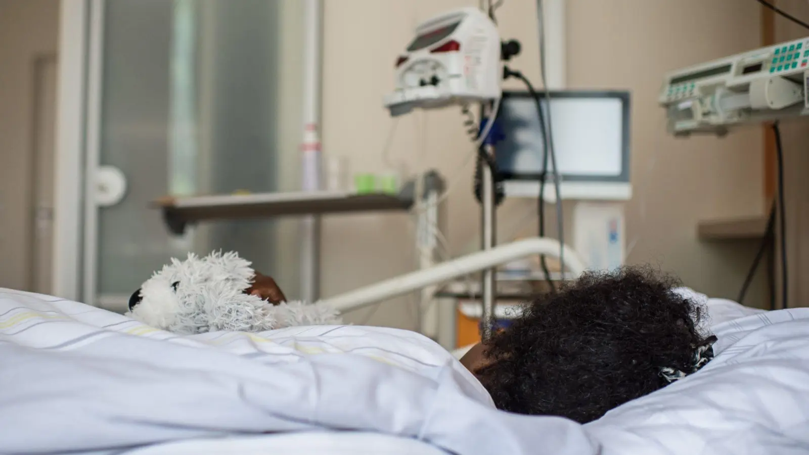 Die Patientin Deqo (Name geändert) aus Somalia im Krankenhaus: Sie kämpft mit schweren Folgen von Genitalverstümmelung, die sie als kleines Kind erlitten hat. (Foto: picture alliance / Wolfram Kastl/dpa)