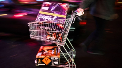 Zum Verkaufsstart gab es vielerorts Warteschlangen.  (Foto: Christian Charisius/dpa)