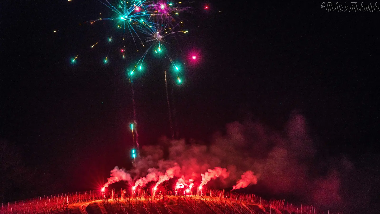 Zum Abschluss des Jubiläumsjahres in Ippesheim brachten Bengalos und ein Feuerwerk den Herrschaftsberg zum Leuchten. (Foto: Richie Roth)