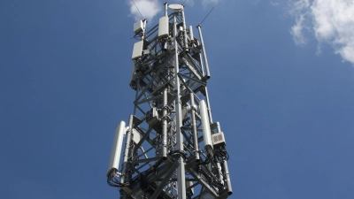 Ein Mobilfunkmast mit Antennen für den Funkstandard 5G (oben) und für LTE/4G (unten). (Foto: Christoph Dernbach/dpa)