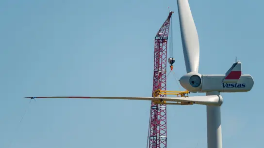 Die Mitarbeitenden von Vestas kümmern sich in schwindelerregender Höhe um die Instandhaltung von Windkraftanlagen. Hierfür fordern sie einen entsprechenden Tarifvertrag. (Foto: Patrick Pleul/dpa-Zentralbild/dpa)