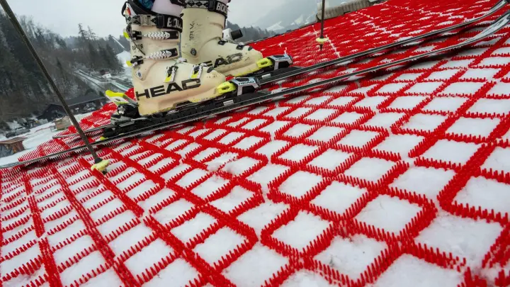 In Oberaudorf gibt es nun eine Skipiste, die mit speziellen Kunststoff-Matten präpariert wurde. Die Matten können das ganze Jahr über zum Skifahren verwendet werden. (Foto: Peter Kneffel/dpa)