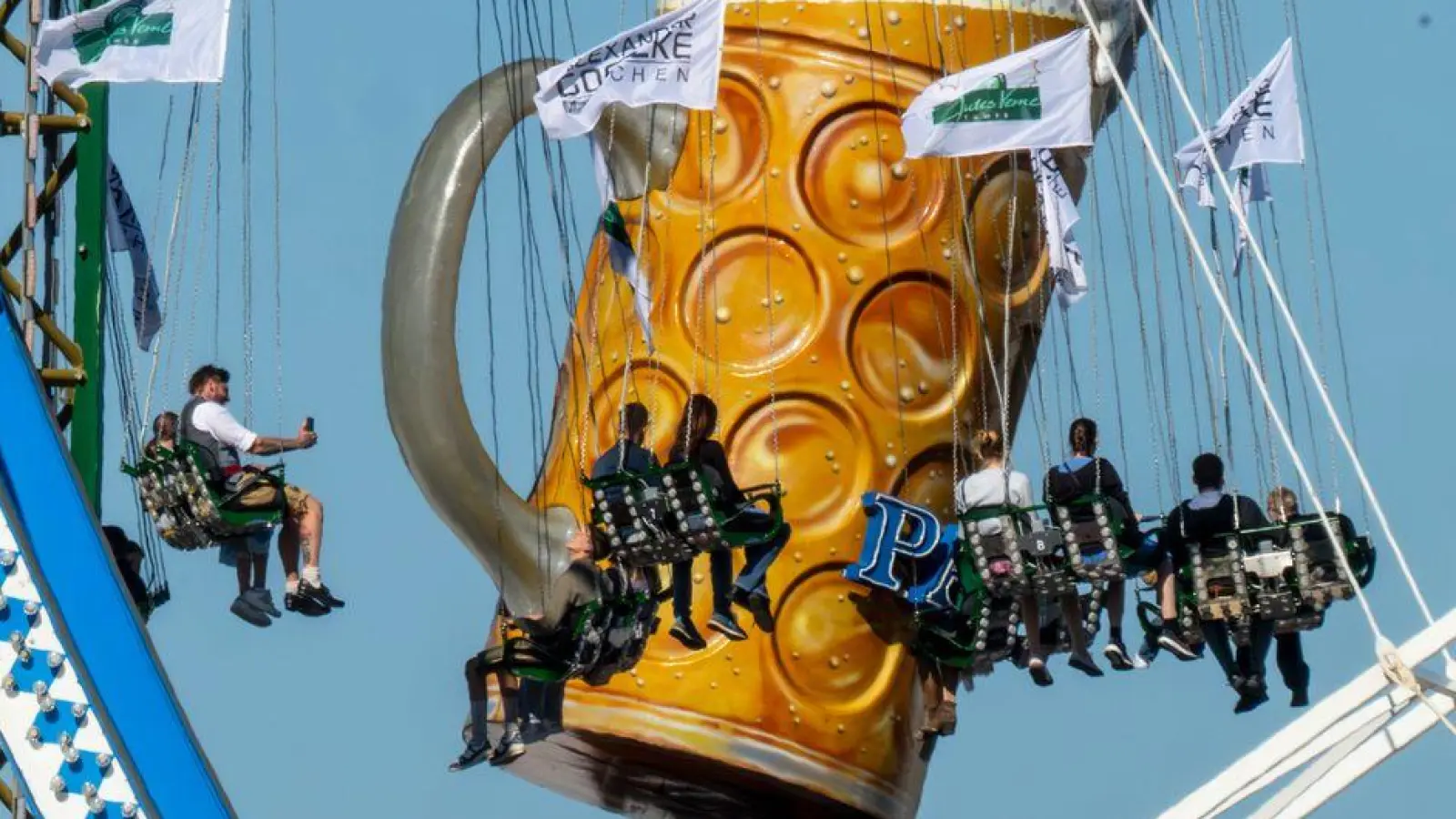 Hoch hinaus ging es für viele der Wiesn-Besucher. (Foto: Peter Kneffel/dpa)